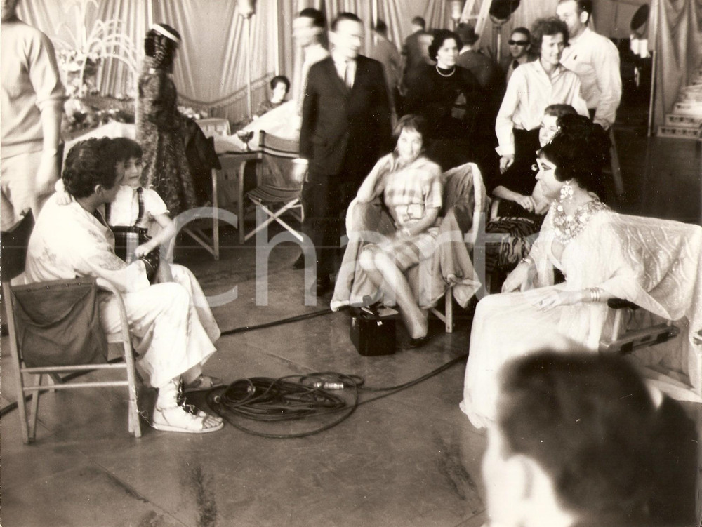Fotografia d epoca originale 1963 CLEOPATRA Liz TAYLOR e Richard BURTON sul set giocano con una bambina Foto 1