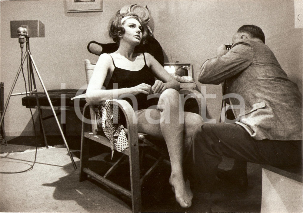 Fotografia d epoca originale 1964 APPARTEMENT DES FILLES Sylva KOSCINA fotografata in camerino Foto dal set 1