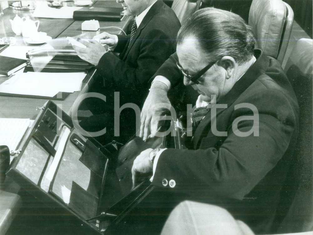 Fotografia d epoca originale 1978 BONN HansJürgen WISCHNEWSKI prepara la ventiquattore Fotografia 2 1