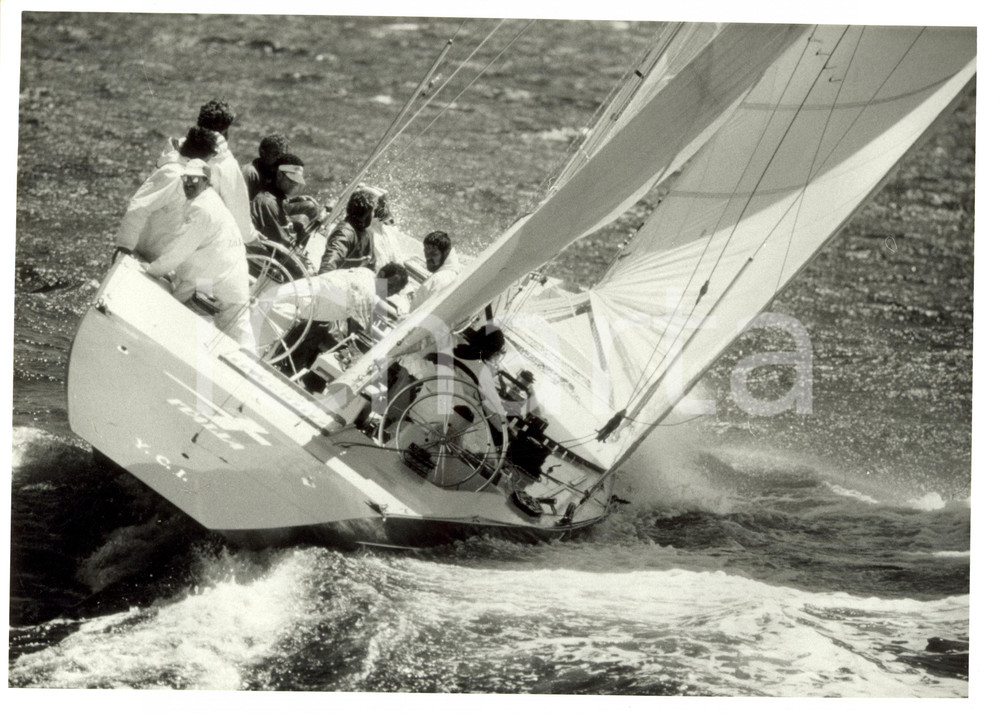 Fotografia d epoca originale 1986 VELA Imbarcazione ITALIA durante una regata YACHT CLUB ITALIANO 30x24 1