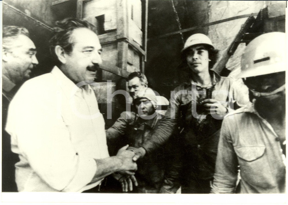 Fotografia d epoca originale 1983 BUENOS AIRES Raul Ricardo ALFONSIN presidente stringe mano agli operai 2 1