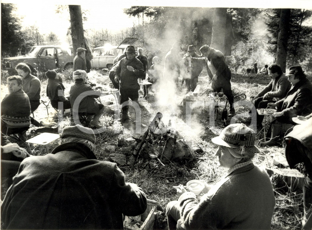 Fotografia d epoca originale 1980 ca ALSAZIA FRANCIA Bivacco di cacciatori con picnic Foto COSTUME 2 1