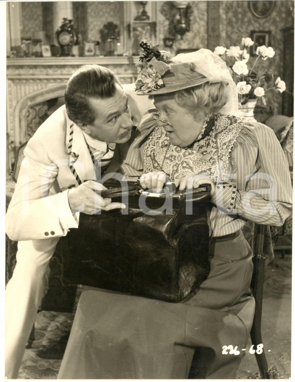 1952 "The Importance of Being Earnest" - Michael REDGRAVE Margaret RUTHERFORD Fotografia originale d'epoca, con didascalia dattiloscritta distaccata ma presente. CONDIZIONI:FAIR/discreto tracce di colla al verso; lievi piegature angolari e fori di affissioneFORMATO: 18x24 cm originale e autentica 1