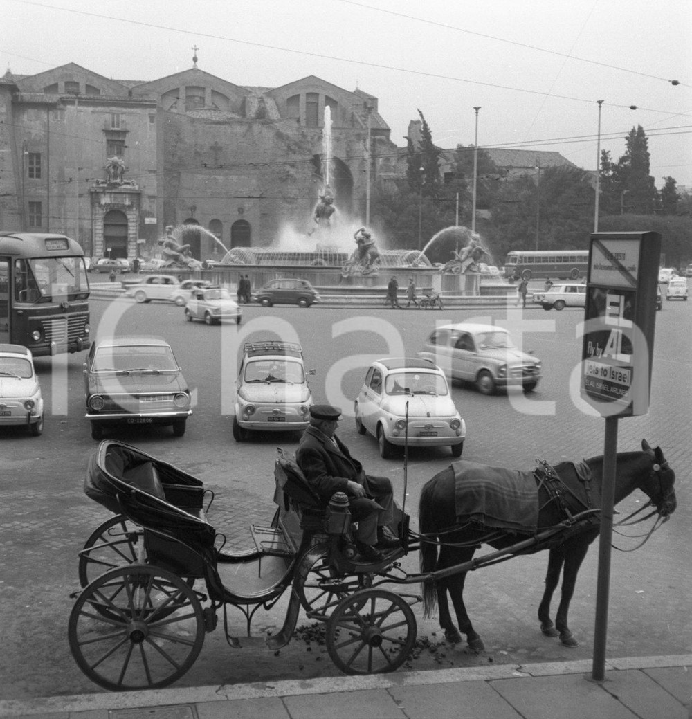 1965 ROMA botticella a Piazza della Repubblica (già Esedra) NEGATIVO ORIGINALE 1 Negativo originale d'epoca, in bianco e nero, su pellicola.Per i diritti rivolgersi a ICharta.ICharta mette in vendita, sul negozio eBay e in esclusiva sul sito "icharta" il proprio archivio composto da numerose diapositive e negativi fotografici d'epoca, tutti originali e autentici.Si tratta di uno sguardo inedito sull'attualità, la politica, la vita quotidiana, il gossip e la cultura, che fotografa il cambiamento della nazione (e non solo) tra il 1890 ed il 1990 circa. Un'occasione unica per il mercato del collezionismo, che vede finalmente disponibile un archivio eccezionale per vastità, tematiche e condizioni, in un settore (il negativo fotografico e la diapositiva) di assoluta novità e dalle interessanti prospettive di investimento. CONDIZIONI:FAIR/discretoFORMATO: cm 6 x 6 originale e autentica 1