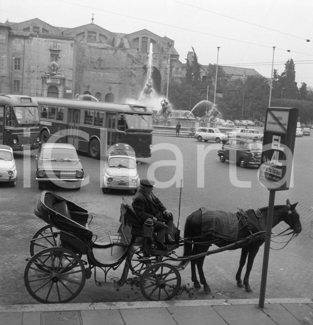 1965 ROMA botticella a Piazza della Repubblica (già Esedra) NEGATIVO ORIGINALE 2 Negativo originale d'epoca, in bianco e nero, su pellicola.Per i diritti rivolgersi a ICharta.ICharta mette in vendita, sul negozio eBay e in esclusiva sul sito "icharta" il proprio archivio composto da numerose diapositive e negativi fotografici d'epoca, tutti originali e autentici.Si tratta di uno sguardo inedito sull'attualità, la politica, la vita quotidiana, il gossip e la cultura, che fotografa il cambiamento della nazione (e non solo) tra il 1890 ed il 1990 circa. Un'occasione unica per il mercato del collezionismo, che vede finalmente disponibile un archivio eccezionale per vastità, tematiche e condizioni, in un settore (il negativo fotografico e la diapositiva) di assoluta novità e dalle interessanti prospettive di investimento. CONDIZIONI:FAIR/discretoFORMATO: cm 6 x 6 originale e autentica 1