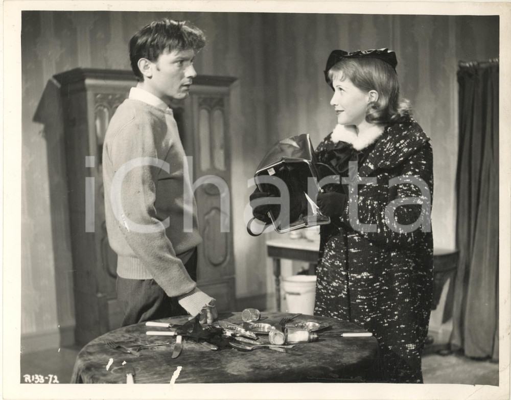 1955 CINEMA "I Am a Camera" - Laurence HARVEY Julie HARRIS - Handbag scene Fotografia originale d'epoca, con didascalia dattiloscritta al verso. CONDIZIONI:POOR/danneggiato piegatura angolare; residuo di colla al recto e abrasioneFORMATO: 26x21 cm originale e autentica 1
