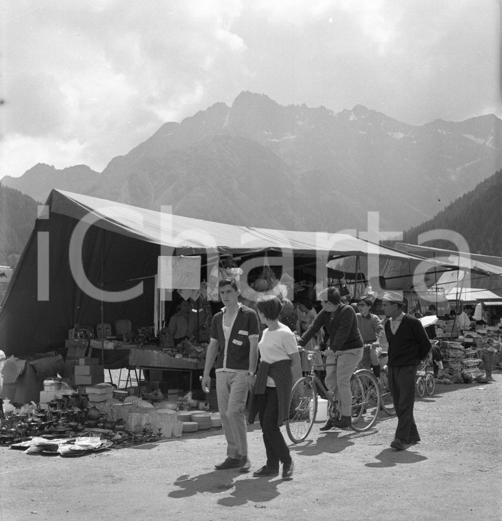 1964 Bancarelle al Passo del TONALE  NEGATIVO ORIGINALE 2 Negativo originale d'epoca, in bianco e nero, su pellicola.Per i diritti rivolgersi a ICharta.ICharta mette in vendita, sul negozio eBay e in esclusiva sul sito "icharta" il proprio archivio composto da numerose diapositive e negativi fotografici d'epoca, tutti originali e autentici.Si tratta di uno sguardo inedito sull'attualità, la politica, la vita quotidiana, il gossip e la cultura, che fotografa il cambiamento della nazione (e non solo) tra il 1890 ed il 1990 circa. Un'occasione unica per il mercato del collezionismo, che vede finalmente disponibile un archivio eccezionale per vastità, tematiche e condizioni, in un settore (il negativo fotografico e la diapositiva) di assoluta novità e dalle interessanti prospettive di investimento. CONDIZIONI:FAIR/discretoFORMATO: cm 6 x 6  originale e autentica 1