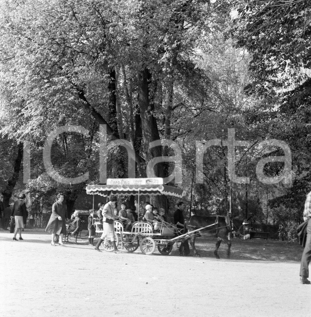 1965 ca MILANO Giardini di Porta Venezia NEGATIVO ORIGINALE 1 Negativo originale d'epoca, in bianco e nero, su pellicola.Per i diritti rivolgersi a ICharta.ICharta mette in vendita, sul negozio eBay e in esclusiva sul sito "icharta" il proprio archivio composto da numerose diapositive e negativi fotografici d'epoca, tutti originali e autentici.Si tratta di uno sguardo inedito sull'attualità, la politica, la vita quotidiana, il gossip e la cultura, che fotografa il cambiamento della nazione (e non solo) tra il 1890 ed il 1990 circa. Un'occasione unica per il mercato del collezionismo, che vede finalmente disponibile un archivio eccezionale per vastità, tematiche e condizioni, in un settore (il negativo fotografico e la diapositiva) di assoluta novità e dalle interessanti prospettive di investimento. CONDIZIONI:FAIR/discretoFORMATO: cm 6 x 6  originale e autentica 1