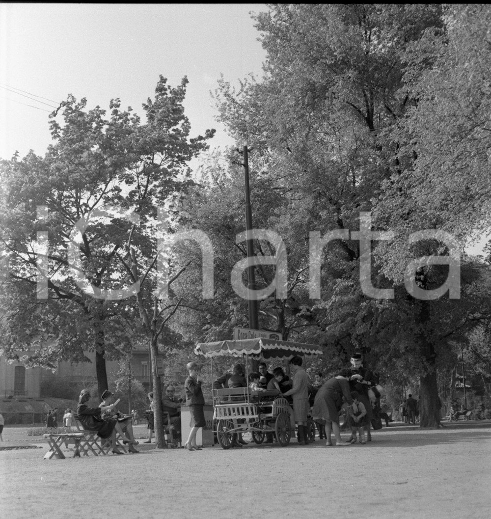 1965 ca MILANO Giardini di Porta Venezia NEGATIVO ORIGINALE 2 Negativo originale d'epoca, in bianco e nero, su pellicola.Per i diritti rivolgersi a ICharta.ICharta mette in vendita, sul negozio eBay e in esclusiva sul sito "icharta" il proprio archivio composto da numerose diapositive e negativi fotografici d'epoca, tutti originali e autentici.Si tratta di uno sguardo inedito sull'attualità, la politica, la vita quotidiana, il gossip e la cultura, che fotografa il cambiamento della nazione (e non solo) tra il 1890 ed il 1990 circa. Un'occasione unica per il mercato del collezionismo, che vede finalmente disponibile un archivio eccezionale per vastità, tematiche e condizioni, in un settore (il negativo fotografico e la diapositiva) di assoluta novità e dalle interessanti prospettive di investimento. CONDIZIONI:FAIR/discretoFORMATO: cm 6 x 6  originale e autentica 1