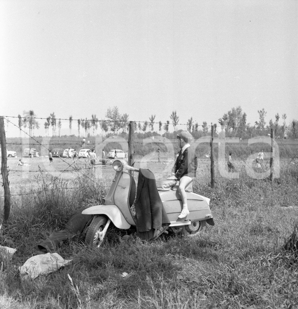 1965 ca MILANO bambino su Lambretta all'Idroscalo NEGATIVO ORIGINALE Negativo originale d'epoca, in bianco e nero, su pellicola.Per i diritti rivolgersi a ICharta.ICharta mette in vendita, sul negozio eBay e in esclusiva sul sito "icharta" il proprio archivio composto da numerose diapositive e negativi fotografici d'epoca, tutti originali e autentici.Si tratta di uno sguardo inedito sull'attualità, la politica, la vita quotidiana, il gossip e la cultura, che fotografa il cambiamento della nazione (e non solo) tra il 1890 ed il 1990 circa. Un'occasione unica per il mercato del collezionismo, che vede finalmente disponibile un archivio eccezionale per vastità, tematiche e condizioni, in un settore (il negativo fotografico e la diapositiva) di assoluta novità e dalle interessanti prospettive di investimento. CONDIZIONI:FAIR/discretoFORMATO: cm 6 x 6 originale e autentica 1
