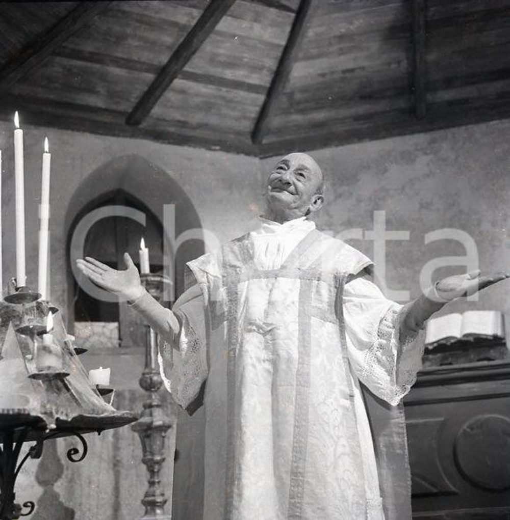 1962 CARLO PISACANE (Capannelle)  in veste ecclesiastica *NEGATIVO ORIGINALE Negativo originale d'epoca a colori su pellicola.Autore: Sandro Borni  E' SEVERAMENTE VIETATA LA RIPRODUZIONE.TUTTI I DIRITTI SONO RISERVATI.ICharta mette in vendita, sul negozio eBay e in esclusiva sul sito "icharta" il proprio archivio composto da numerose diapositive e negativi fotografici d'epoca, tutti originali e autentici.Si tratta di uno sguardo inedito sull'attualità, la politica, la vita quotidiana, il gossip e la cultura, che fotografa il cambiamento della nazione (e non solo) tra il 1890 ed il 1990 circa. Un'occasione unica per il mercato del collezionismo, che vede finalmente disponibile un archivio eccezionale per vastità, tematiche e condizioni, in un settore (il negativo fotografico e la diapositiva) di assoluta novità e dalle interessanti prospettive di investimento. CONDIZIONI:POOR/danneggiato Difetti come da scansioneFORMATO: cm 6 x 6 originale e autentica 1