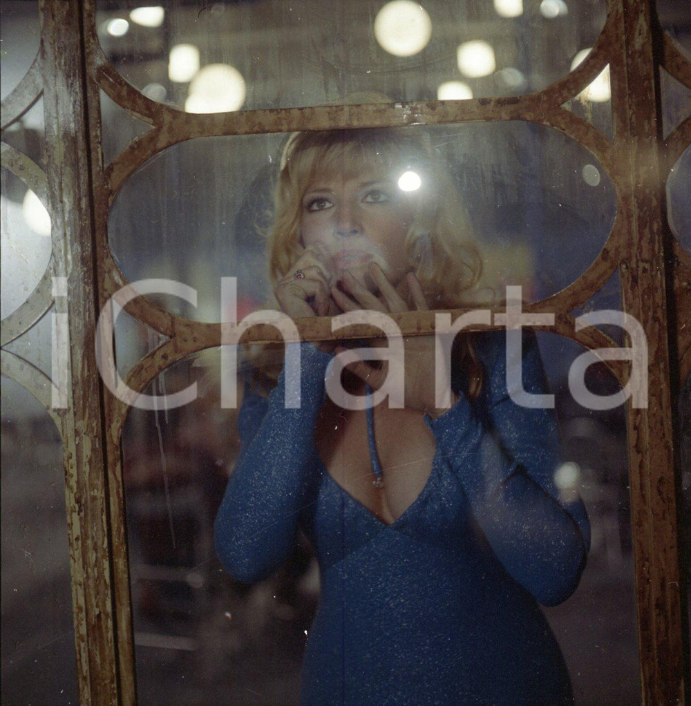 1975 Monica VITTI A mezzanotte va la ronda del piacere NEGATIVO ORIGINALE* Scatto di scena dal film "A mezzanotte va la ronda del piacere".Autore: Sandro BorniNegativo originale d'epoca a colori su pellicola.  E' SEVERAMENTE VIETATA LA RIPRODUZIONE.TUTTI I DIRITTI SONO RISERVATI.ICharta mette in vendita, sul negozio eBay e in esclusiva sul sito "icharta" il proprio archivio composto da numerose diapositive e negativi fotografici d'epoca, tutti originali e autentici.Si tratta di uno sguardo inedito sull'attualità, la politica, la vita quotidiana, il gossip e la cultura, che fotografa il cambiamento della nazione (e non solo) tra il 1890 ed il 1990 circa. Un'occasione unica per il mercato del collezionismo, che vede finalmente disponibile un archivio eccezionale per vastità, tematiche e condizioni, in un settore (il negativo fotografico e la diapositiva) di assoluta novità e dalle interessanti prospettive di investimento. CONDIZIONI:FAIR/discretoFORMATO: cm 6 x 6 originale e autentica 1