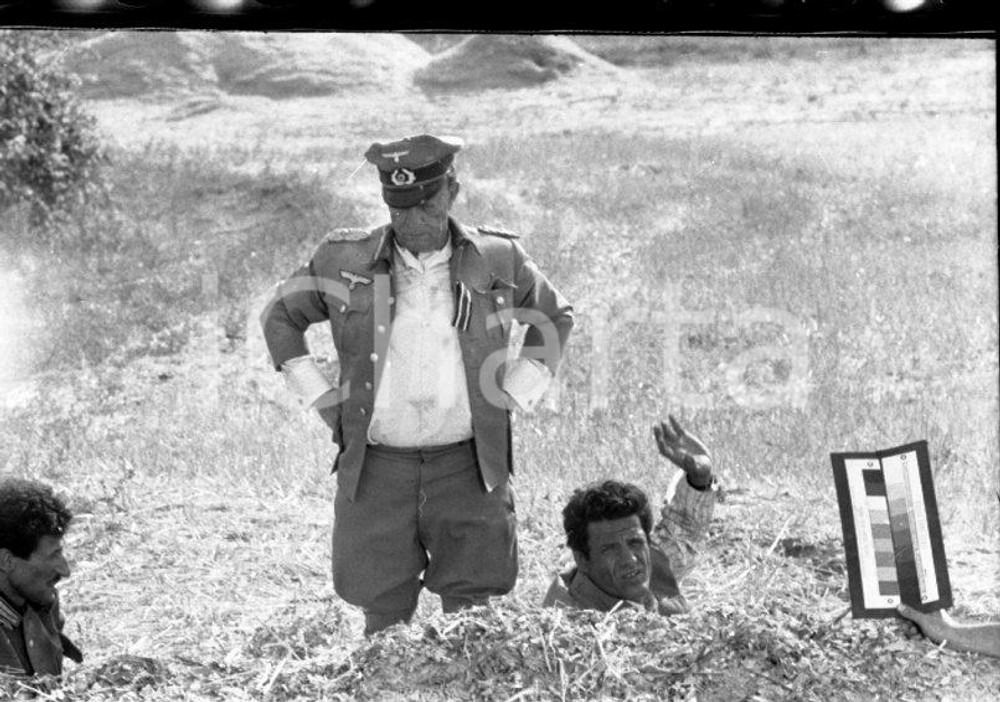 1965 Buster KEATON Franco FRANCHI Ciccio INGRASSIA sul set NEGATIVO ORIGINALE 5 Scatto sul set del film "Due marines e un generale".Negativo originale d'epoca in bianco e nero su pellicola.  E' SEVERAMENTE VIETATA LA RIPRODUZIONE.TUTTI I DIRITTI SONO RISERVATI.ICharta mette in vendita, sul negozio eBay e in esclusiva sul sito "icharta" il proprio archivio composto da numerose diapositive e negativi fotografici d'epoca, tutti originali e autentici.Si tratta di uno sguardo inedito sull'attualità, la politica, la vita quotidiana, il gossip e la cultura, che fotografa il cambiamento della nazione (e non solo) tra il 1890 ed il 1990 circa. Un'occasione unica per il mercato del collezionismo, che vede finalmente disponibile un archivio eccezionale per vastità, tematiche e condizioni, in un settore (il negativo fotografico e la diapositiva) di assoluta novità e dalle interessanti prospettive di investimento. CONDIZIONI:FAIR/discretoFORMATO: 35mm originale e autentica 1