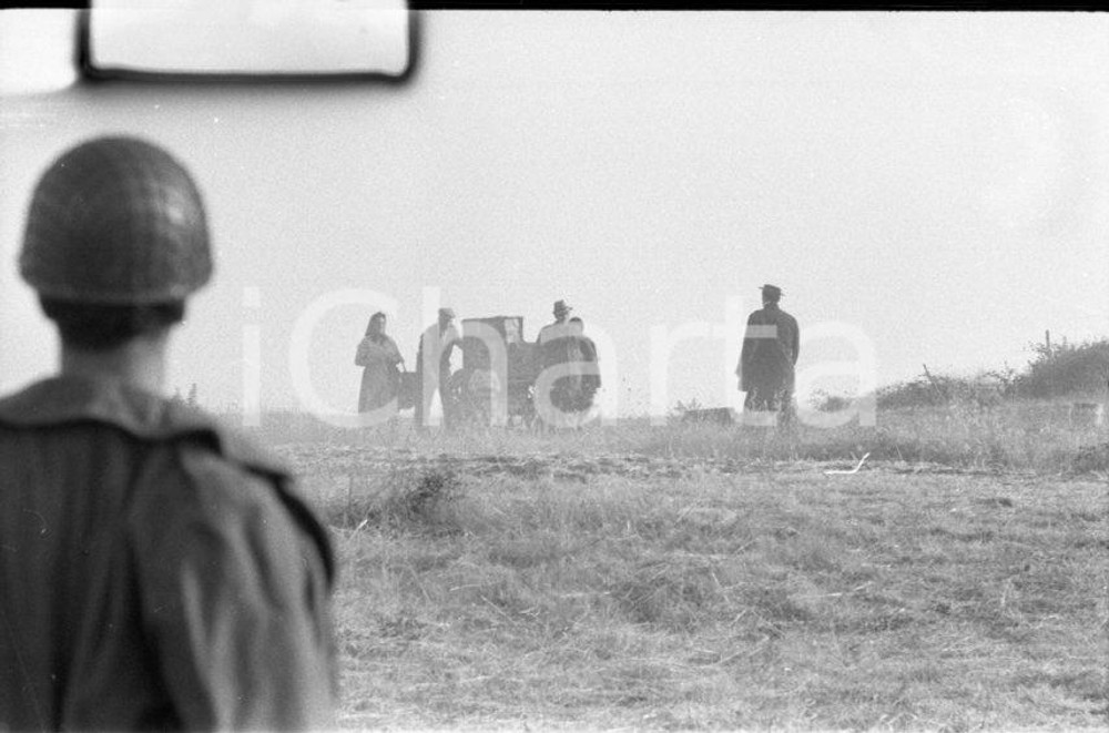 1965 Franco FRANCHI "Due marines e un generale" NEGATIVO ORIGINALE Scatto di scena del film "Due marines e un generale".Negativo originale in bianco e nero su pellicola.  E' SEVERAMENTE VIETATA LA RIPRODUZIONE.TUTTI I DIRITTI SONO RISERVATI.ICharta mette in vendita, sul negozio eBay e in esclusiva sul sito "icharta" il proprio archivio composto da numerose diapositive e negativi fotografici d'epoca, tutti originali e autentici.Si tratta di uno sguardo inedito sull'attualità, la politica, la vita quotidiana, il gossip e la cultura, che fotografa il cambiamento della nazione (e non solo) tra il 1890 ed il 1990 circa. Un'occasione unica per il mercato del collezionismo, che vede finalmente disponibile un archivio eccezionale per vastità, tematiche e condizioni, in un settore (il negativo fotografico e la diapositiva) di assoluta novità e dalle interessanti prospettive di investimento. CONDIZIONI:POOR/danneggiato Difetti nella parte superiore della pellicolaFORMATO: 35mm originale e autentica 1