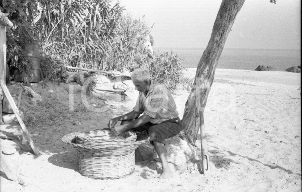 1963  BRIATICO (VV) Scatto sul set "In Italia si chiama amore" NEGATIVO ORIGIN.2 Negativo originale d'epoca in bianco e nero su pellicola.Autore: Sandro Borni.  E' SEVERAMENTE VIETATA LA RIPRODUZIONE.TUTTI I DIRITTI SONO RISERVATI.ICharta mette in vendita, sul negozio eBay e in esclusiva sul sito "icharta" il proprio archivio composto da numerose diapositive e negativi fotografici d'epoca, tutti originali e autentici.Si tratta di uno sguardo inedito sull'attualità, la politica, la vita quotidiana, il gossip e la cultura, che fotografa il cambiamento della nazione (e non solo) tra il 1890 ed il 1990 circa. Un'occasione unica per il mercato del collezionismo, che vede finalmente disponibile un archivio eccezionale per vastità, tematiche e condizioni, in un settore (il negativo fotografico e la diapositiva) di assoluta novità e dalle interessanti prospettive di investimento. CONDIZIONI:FAIR/discretoFORMATO: 35mm originale e autentica 1