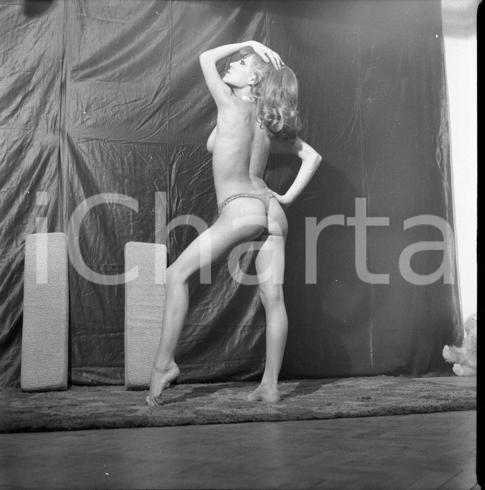 1965ca ROMA Macha GORDON dancer, erotica NEGATIVO ORIGINALE 6 Negativo originale d'epoca in bianco e nero su pellicola.Autore: Sandro Borni  E' SEVERAMENTE VIETATA LA RIPRODUZIONE.TUTTI I DIRITTI SONO RISERVATI.ICharta mette in vendita, sul negozio eBay e in esclusiva sul sito "icharta" il proprio archivio composto da numerose diapositive e negativi fotografici d'epoca, tutti originali e autentici.Si tratta di uno sguardo inedito sull'attualità, la politica, la vita quotidiana, il gossip e la cultura, che fotografa il cambiamento della nazione (e non solo) tra il 1890 ed il 1990 circa. Un'occasione unica per il mercato del collezionismo, che vede finalmente disponibile un archivio eccezionale per vastità, tematiche e condizioni, in un settore (il negativo fotografico e la diapositiva) di assoluta novità e dalle interessanti prospettive di investimento. CONDIZIONI:FAIR/discretoFORMATO: cm 6 x 6 originale e autentica 1