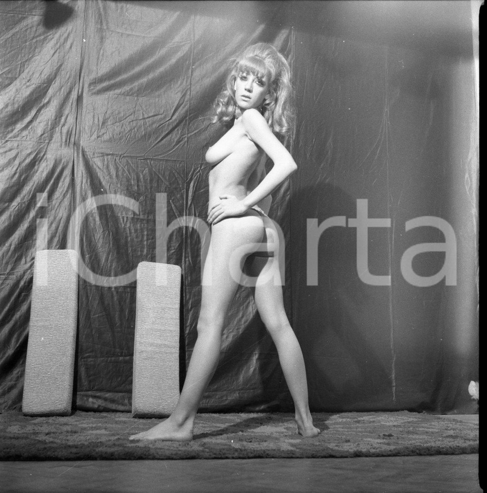 1965ca ROMA Macha GORDON dancer, erotica NEGATIVO ORIGINALE 5 Negativo originale d'epoca in bianco e nero su pellicola.Autore: Sandro Borni  E' SEVERAMENTE VIETATA LA RIPRODUZIONE.TUTTI I DIRITTI SONO RISERVATI.ICharta mette in vendita, sul negozio eBay e in esclusiva sul sito "icharta" il proprio archivio composto da numerose diapositive e negativi fotografici d'epoca, tutti originali e autentici.Si tratta di uno sguardo inedito sull'attualità, la politica, la vita quotidiana, il gossip e la cultura, che fotografa il cambiamento della nazione (e non solo) tra il 1890 ed il 1990 circa. Un'occasione unica per il mercato del collezionismo, che vede finalmente disponibile un archivio eccezionale per vastità, tematiche e condizioni, in un settore (il negativo fotografico e la diapositiva) di assoluta novità e dalle interessanti prospettive di investimento. CONDIZIONI:FAIR/discretoFORMATO: cm 6 x 6 originale e autentica 1