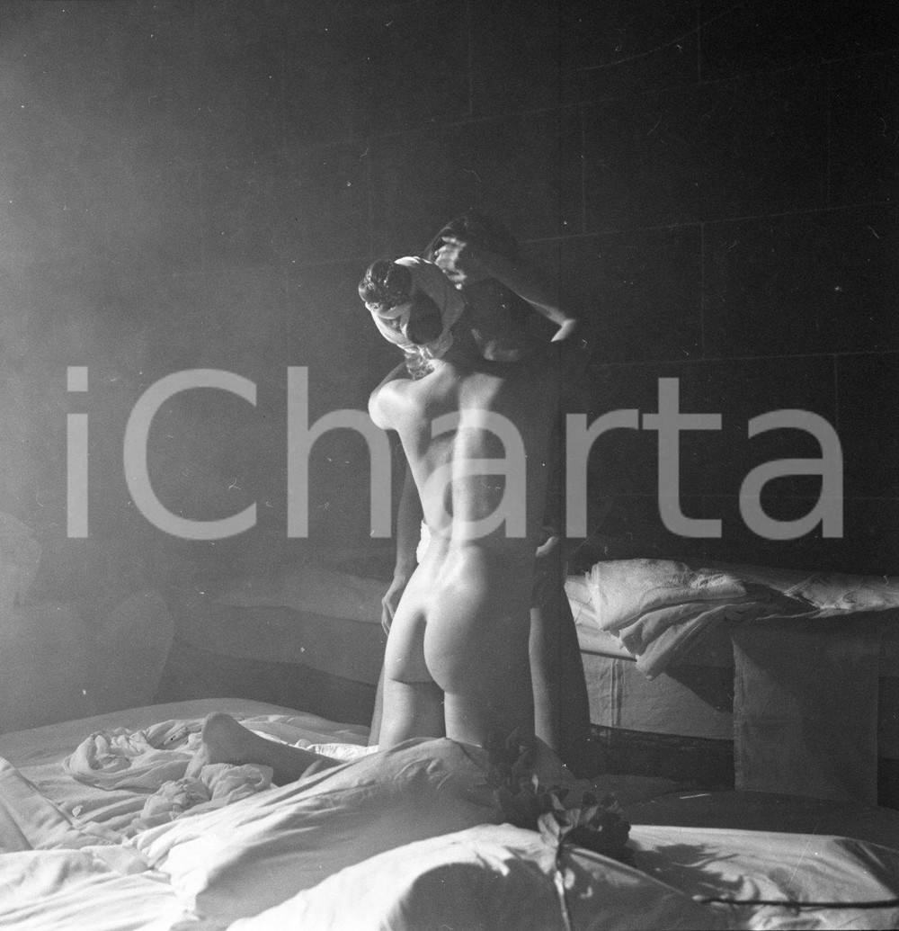 1970ca DECAMERONE erotica softcore NEGATIVO ORIGINALE 4 Negativo originale d'epoca in bianco e nero su pellicola.Autore: Sandro Borni  E' SEVERAMENTE VIETATA LA RIPRODUZIONE.TUTTI I DIRITTI SONO RISERVATI.ICharta mette in vendita, sul negozio eBay e in esclusiva sul sito "icharta" il proprio archivio composto da numerose diapositive e negativi fotografici d'epoca, tutti originali e autentici.Si tratta di uno sguardo inedito sull'attualità, la politica, la vita quotidiana, il gossip e la cultura, che fotografa il cambiamento della nazione (e non solo) tra il 1890 ed il 1990 circa. Un'occasione unica per il mercato del collezionismo, che vede finalmente disponibile un archivio eccezionale per vastità, tematiche e condizioni, in un settore (il negativo fotografico e la diapositiva) di assoluta novità e dalle interessanti prospettive di investimento. CONDIZIONI:FAIR/discretoFORMATO: cm 6 x 6 originale e autentica 1