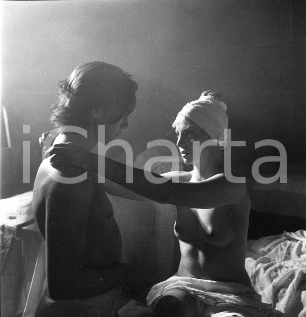 1970ca DECAMERONE erotica softcore NEGATIVO ORIGINALE 3 Negativo originale d'epoca in bianco e nero su pellicola.Autore: Sandro Borni  E' SEVERAMENTE VIETATA LA RIPRODUZIONE.TUTTI I DIRITTI SONO RISERVATI.ICharta mette in vendita, sul negozio eBay e in esclusiva sul sito "icharta" il proprio archivio composto da numerose diapositive e negativi fotografici d'epoca, tutti originali e autentici.Si tratta di uno sguardo inedito sull'attualità, la politica, la vita quotidiana, il gossip e la cultura, che fotografa il cambiamento della nazione (e non solo) tra il 1890 ed il 1990 circa. Un'occasione unica per il mercato del collezionismo, che vede finalmente disponibile un archivio eccezionale per vastità, tematiche e condizioni, in un settore (il negativo fotografico e la diapositiva) di assoluta novità e dalle interessanti prospettive di investimento. CONDIZIONI:FAIR/discretoFORMATO: cm 6 x 6 originale e autentica 1