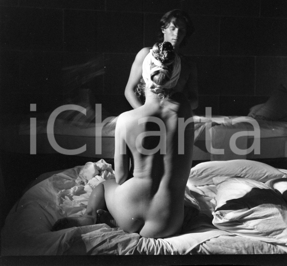 1970ca DECAMERONE erotica softcore NEGATIVO ORIGINALE 12 Negativo originale d'epoca in bianco e nero su pellicola.Autore: Sandro Borni  E' SEVERAMENTE VIETATA LA RIPRODUZIONE.TUTTI I DIRITTI SONO RISERVATI.ICharta mette in vendita, sul negozio eBay e in esclusiva sul sito "icharta" il proprio archivio composto da numerose diapositive e negativi fotografici d'epoca, tutti originali e autentici.Si tratta di uno sguardo inedito sull'attualità, la politica, la vita quotidiana, il gossip e la cultura, che fotografa il cambiamento della nazione (e non solo) tra il 1890 ed il 1990 circa. Un'occasione unica per il mercato del collezionismo, che vede finalmente disponibile un archivio eccezionale per vastità, tematiche e condizioni, in un settore (il negativo fotografico e la diapositiva) di assoluta novità e dalle interessanti prospettive di investimento. CONDIZIONI:FAIR/discretoFORMATO: cm 6 x 6 originale e autentica 1