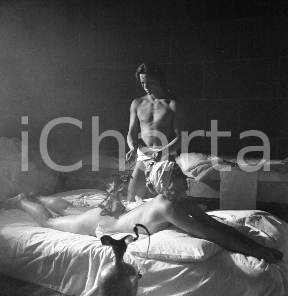 1970ca DECAMERONE erotica softcore NEGATIVO ORIGINALE 11 Negativo originale d'epoca in bianco e nero su pellicola.Autore: Sandro Borni  E' SEVERAMENTE VIETATA LA RIPRODUZIONE.TUTTI I DIRITTI SONO RISERVATI.ICharta mette in vendita, sul negozio eBay e in esclusiva sul sito "icharta" il proprio archivio composto da numerose diapositive e negativi fotografici d'epoca, tutti originali e autentici.Si tratta di uno sguardo inedito sull'attualità, la politica, la vita quotidiana, il gossip e la cultura, che fotografa il cambiamento della nazione (e non solo) tra il 1890 ed il 1990 circa. Un'occasione unica per il mercato del collezionismo, che vede finalmente disponibile un archivio eccezionale per vastità, tematiche e condizioni, in un settore (il negativo fotografico e la diapositiva) di assoluta novità e dalle interessanti prospettive di investimento. CONDIZIONI:FAIR/discretoFORMATO: cm 6 x 6 originale e autentica 1