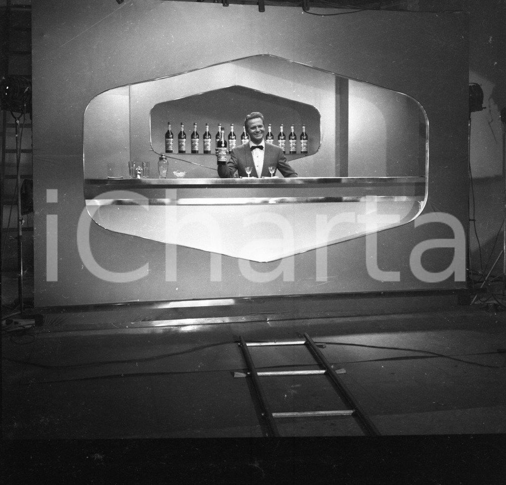 1965 ca Alighiero NOSCHESE set dello spot Amaro Ramazzotti NEGATIVO ORIGINALE 3 Negativo originale d'epoca in bianco e nero su pellicola. Autore: Sandro Borni E' SEVERAMENTE VIETATA LA RIPRODUZIONE.TUTTI I DIRITTI SONO RISERVATI.ICharta mette in vendita, sul negozio eBay e in esclusiva sul sito "icharta" il proprio archivio composto da numerose diapositive e negativi fotografici d'epoca, tutti originali e autentici.Si tratta di uno sguardo inedito sull'attualità, la politica, la vita quotidiana, il gossip e la cultura, che fotografa il cambiamento della nazione (e non solo) tra il 1890 ed il 1990 circa. Un'occasione unica per il mercato del collezionismo, che vede finalmente disponibile un archivio eccezionale per vastità, tematiche e condizioni, in un settore (il negativo fotografico e la diapositiva) di assoluta novità e dalle interessanti prospettive di investimento. CONDIZIONI:FAIR/discretoFORMATO: cm 6 x 6 originale e autentica 1