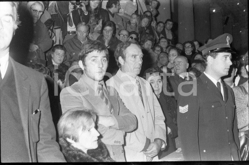 1974 ROMA Enzo STAIOLA Lamberto MAGGIORANI funerali Vittorio DE SICA *NEGATIVO Negativo originale in bianco e nero su pellicola.Autore: Sandro Borni  E' SEVERAMENTE VIETATA LA RIPRODUZIONE.TUTTI I DIRITTI SONO RISERVATI.ICharta mette in vendita, sul negozio eBay e in esclusiva sul sito "icharta" il proprio archivio composto da numerose diapositive e negativi fotografici d'epoca, tutti originali e autentici.Si tratta di uno sguardo inedito sull'attualità, la politica, la vita quotidiana, il gossip e la cultura, che fotografa il cambiamento della nazione (e non solo) tra il 1890 ed il 1990 circa. Un'occasione unica per il mercato del collezionismo, che vede finalmente disponibile un archivio eccezionale per vastità, tematiche e condizioni, in un settore (il negativo fotografico e la diapositiva) di assoluta novità e dalle interessanti prospettive di investimento. CONDIZIONI:FAIR/discretoFORMATO: 35mm originale e autentica 1