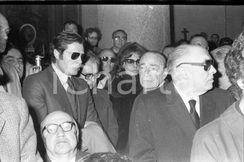1974 ROMA funerali Vittorio DE SICA Marcello MASTROIANNI NEGATIVO ORIGINALE Nel negativo anche Carlo PONTI e Sophia LOREN.Negativo originale in bianco e nero su pellicola.Autore: Sandro Borni  E' SEVERAMENTE VIETATA LA RIPRODUZIONE.TUTTI I DIRITTI SONO RISERVATI.ICharta mette in vendita, sul negozio eBay e in esclusiva sul sito "icharta" il proprio archivio composto da numerose diapositive e negativi fotografici d'epoca, tutti originali e autentici.Si tratta di uno sguardo inedito sull'attualità, la politica, la vita quotidiana, il gossip e la cultura, che fotografa il cambiamento della nazione (e non solo) tra il 1890 ed il 1990 circa. Un'occasione unica per il mercato del collezionismo, che vede finalmente disponibile un archivio eccezionale per vastità, tematiche e condizioni, in un settore (il negativo fotografico e la diapositiva) di assoluta novità e dalle interessanti prospettive di investimento. CONDIZIONI:FAIR/discretoFORMATO: 35mm originale e autentica 1