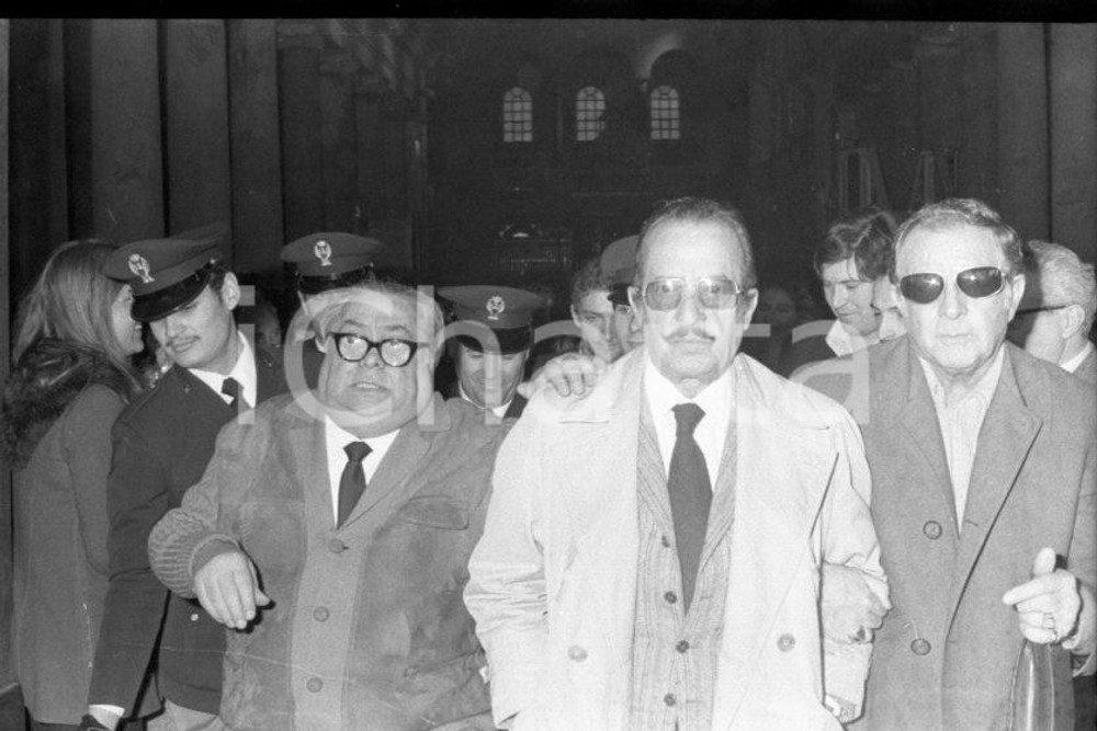 1974 ROMA Aldo FABRIZI Nino TARANTO funerali Vittorio DE SICA *NEGATIVO ORIGIN. Negativo originale d'epoca in bianco e nero su pellicola.Autore: Sandro Borni  E' SEVERAMENTE VIETATA LA RIPRODUZIONE.TUTTI I DIRITTI SONO RISERVATI.ICharta mette in vendita, sul negozio eBay e in esclusiva sul sito "icharta" il proprio archivio composto da numerose diapositive e negativi fotografici d'epoca, tutti originali e autentici.Si tratta di uno sguardo inedito sull'attualità, la politica, la vita quotidiana, il gossip e la cultura, che fotografa il cambiamento della nazione (e non solo) tra il 1890 ed il 1990 circa. Un'occasione unica per il mercato del collezionismo, che vede finalmente disponibile un archivio eccezionale per vastità, tematiche e condizioni, in un settore (il negativo fotografico e la diapositiva) di assoluta novità e dalle interessanti prospettive di investimento. CONDIZIONI:FAIR/discretoFORMATO: 35mm originale e autentica 1
