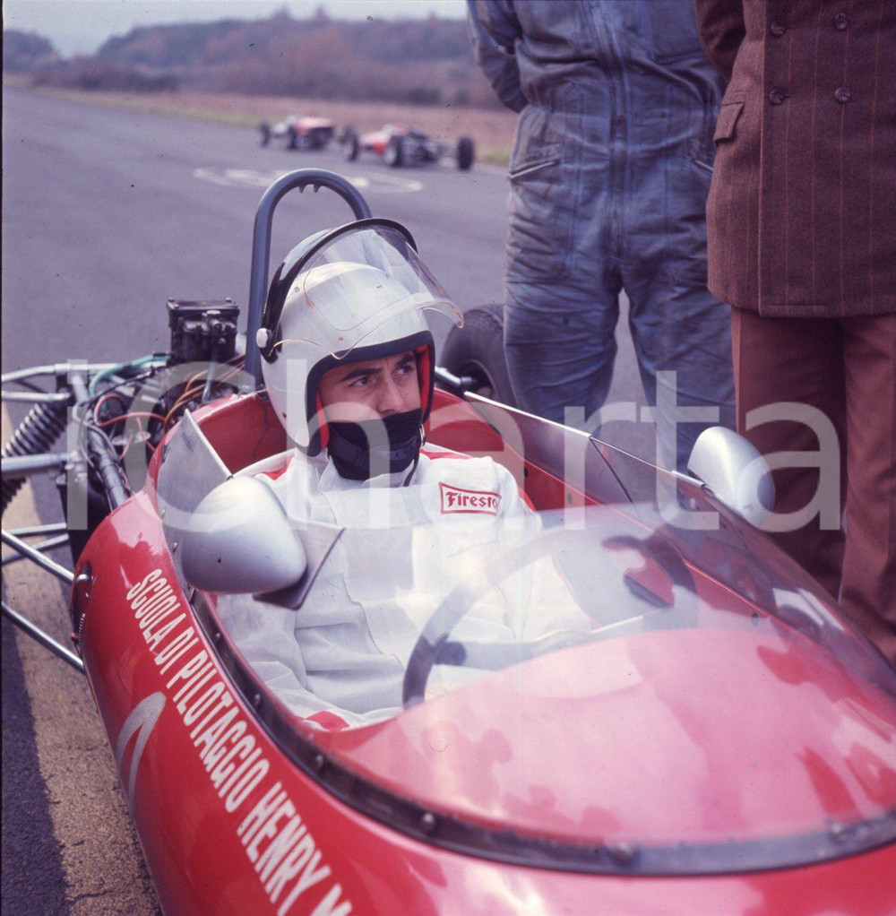 1971 MAGIONE PG- LITTLE TONY scuola piloti Henry MORROGH DIAPOSITIVA ORIGINALE 2 Diapositiva originale d'epoca a colori su pellicola.Autore: Sandro Borni  E' SEVERAMENTE VIETATA LA RIPRODUZIONE.TUTTI I DIRITTI SONO RISERVATI.ICharta mette in vendita, sul negozio eBay e in esclusiva sul sito "icharta" il proprio archivio composto da numerose diapositive e negativi fotografici d'epoca, tutti originali e autentici.Si tratta di uno sguardo inedito sull'attualità, la politica, la vita quotidiana, il gossip e la cultura, che fotografa il cambiamento della nazione (e non solo) tra il 1890 ed il 1990 circa. Un'occasione unica per il mercato del collezionismo, che vede finalmente disponibile un archivio eccezionale per vastità, tematiche e condizioni, in un settore (il negativo fotografico e la diapositiva) di assoluta novità e dalle interessanti prospettive di investimento. CONDIZIONI:FAIR/discretoFORMATO: cm 6 x 6 originale e autentica 1