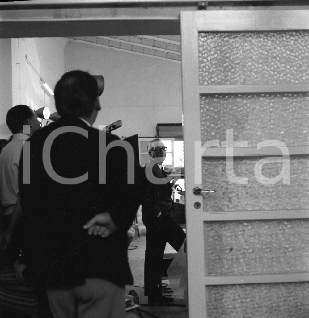 1960ca Virgilio SABEL sul set di Viaggio nel Sud NEGATIVO ORIGINALE Negativo originale d'epoca in bianco e nero su pellicola.Autore: Sandro Borni  E' SEVERAMENTE VIETATA LA RIPRODUZIONE.TUTTI I DIRITTI SONO RISERVATI.ICharta mette in vendita, sul negozio eBay e in esclusiva sul sito "icharta" il proprio archivio composto da numerose diapositive e negativi fotografici d'epoca, tutti originali e autentici.Si tratta di uno sguardo inedito sull'attualità, la politica, la vita quotidiana, il gossip e la cultura, che fotografa il cambiamento della nazione (e non solo) tra il 1890 ed il 1990 circa. Un'occasione unica per il mercato del collezionismo, che vede finalmente disponibile un archivio eccezionale per vastità, tematiche e condizioni, in un settore (il negativo fotografico e la diapositiva) di assoluta novità e dalle interessanti prospettive di investimento. CONDIZIONI:FAIR/discretoFORMATO: cm 6 x 6 originale e autentica 1