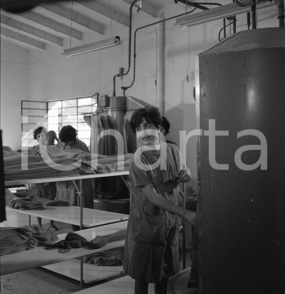 1960ca Virgilio SABEL scena inedita de "Napoli industriale" NEGATIVO ORIGINALE 3 Negativo originale d'epoca in bianco e nero su pellicola.Autore: Sandro Borni  E' SEVERAMENTE VIETATA LA RIPRODUZIONE.TUTTI I DIRITTI SONO RISERVATI.ICharta mette in vendita, sul negozio eBay e in esclusiva sul sito "icharta" il proprio archivio composto da numerose diapositive e negativi fotografici d'epoca, tutti originali e autentici.Si tratta di uno sguardo inedito sull'attualità, la politica, la vita quotidiana, il gossip e la cultura, che fotografa il cambiamento della nazione (e non solo) tra il 1890 ed il 1990 circa. Un'occasione unica per il mercato del collezionismo, che vede finalmente disponibile un archivio eccezionale per vastità, tematiche e condizioni, in un settore (il negativo fotografico e la diapositiva) di assoluta novità e dalle interessanti prospettive di investimento. CONDIZIONI:FAIR/discretoFORMATO: cm 6 x 6 originale e autentica 1