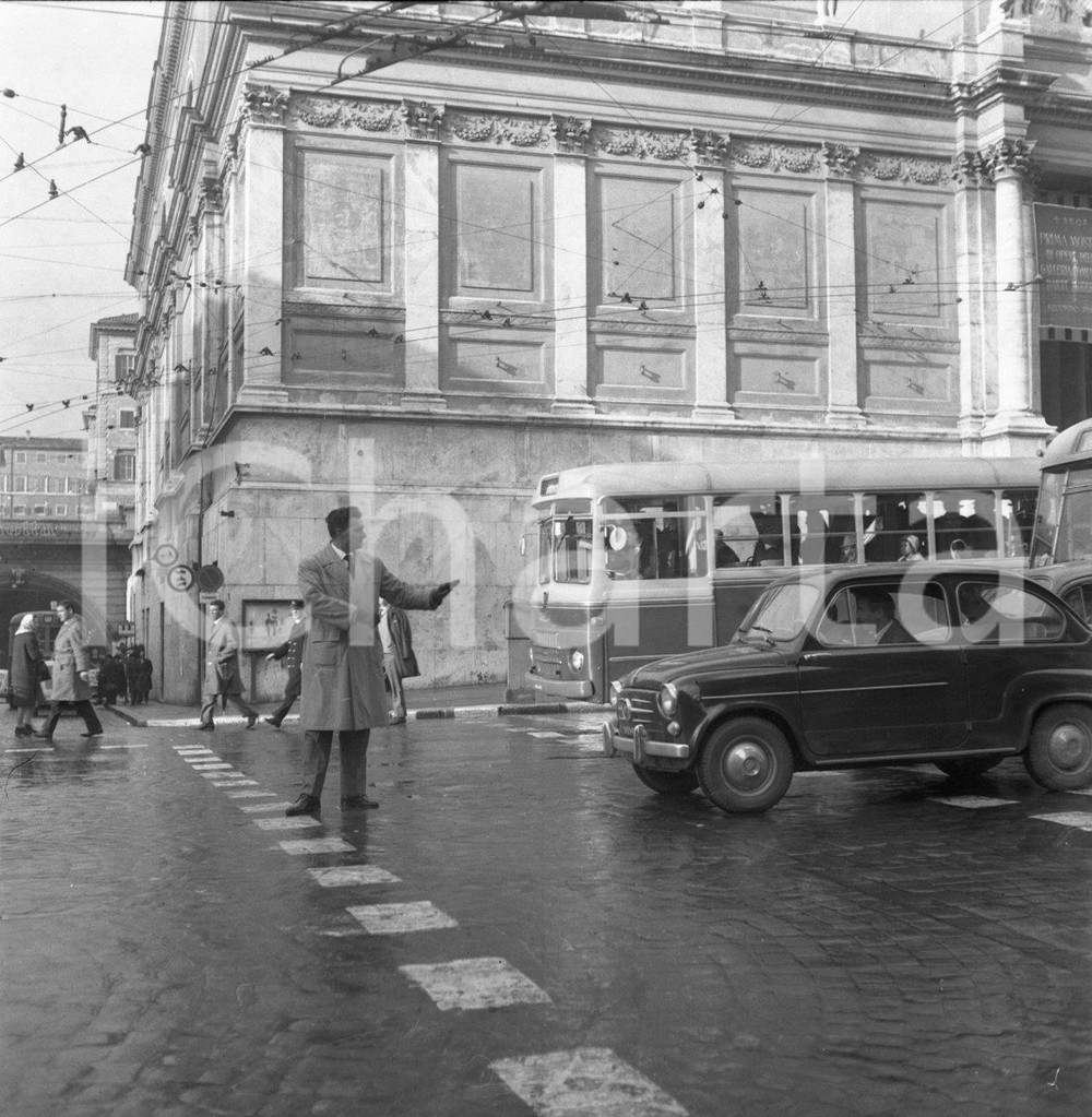 1970 ROMA via Nazionale, foto reportage NEGATIVO ORIGINALE Negativo originale d'epoca in bianco e nero su pellicola.Autore: Sandro Borni  E' SEVERAMENTE VIETATA LA RIPRODUZIONE.TUTTI I DIRITTI SONO RISERVATI.ICharta mette in vendita, sul negozio eBay e in esclusiva sul sito "icharta" il proprio archivio composto da numerose diapositive e negativi fotografici d'epoca, tutti originali e autentici.Si tratta di uno sguardo inedito sull'attualità, la politica, la vita quotidiana, il gossip e la cultura, che fotografa il cambiamento della nazione (e non solo) tra il 1890 ed il 1990 circa. Un'occasione unica per il mercato del collezionismo, che vede finalmente disponibile un archivio eccezionale per vastità, tematiche e condizioni, in un settore (il negativo fotografico e la diapositiva) di assoluta novità e dalle interessanti prospettive di investimento. CONDIZIONI:FAIR/discretoFORMATO: cm 6 x 6 originale e autentica 1