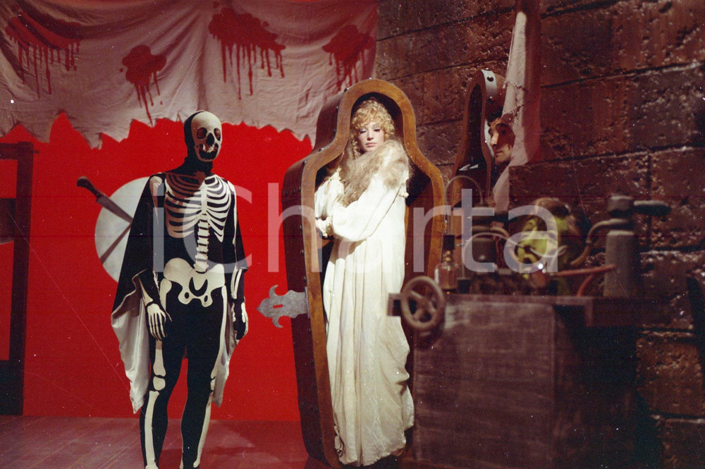 1974 Monica VITTI scatto per programma TV raro NEGATIVO ORIGINALE 2 Negativo originale d'epoca a colori su pellicola.Autore: Sandro Borni  E' SEVERAMENTE VIETATA LA RIPRODUZIONE.TUTTI I DIRITTI SONO RISERVATI.ICharta mette in vendita, sul negozio eBay e in esclusiva sul sito "icharta" il proprio archivio composto da numerose diapositive e negativi fotografici d'epoca, tutti originali e autentici.Si tratta di uno sguardo inedito sull'attualità, la politica, la vita quotidiana, il gossip e la cultura, che fotografa il cambiamento della nazione (e non solo) tra il 1890 ed il 1990 circa. Un'occasione unica per il mercato del collezionismo, che vede finalmente disponibile un archivio eccezionale per vastità, tematiche e condizioni, in un settore (il negativo fotografico e la diapositiva) di assoluta novità e dalle interessanti prospettive di investimento. CONDIZIONI:FAIR/discreto Lievi difetti (puntinature)FORMATO: cm 6 x 9 originale e autentica 1