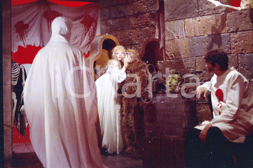 1974 Monica VITTI scatto per programma TV raro NEGATIVO ORIGINALE 3 Negativo originale d'epoca a colori su pellicola.Autore: Sandro Borni  E' SEVERAMENTE VIETATA LA RIPRODUZIONE.TUTTI I DIRITTI SONO RISERVATI.ICharta mette in vendita, sul negozio eBay e in esclusiva sul sito "icharta" il proprio archivio composto da numerose diapositive e negativi fotografici d'epoca, tutti originali e autentici.Si tratta di uno sguardo inedito sull'attualità, la politica, la vita quotidiana, il gossip e la cultura, che fotografa il cambiamento della nazione (e non solo) tra il 1890 ed il 1990 circa. Un'occasione unica per il mercato del collezionismo, che vede finalmente disponibile un archivio eccezionale per vastità, tematiche e condizioni, in un settore (il negativo fotografico e la diapositiva) di assoluta novità e dalle interessanti prospettive di investimento. CONDIZIONI:FAIR/discreto Lievi difetti (puntinature)FORMATO: cm 6 x 9 originale e autentica 1