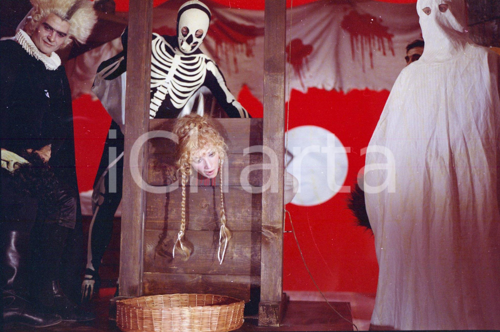 1974 Monica VITTI scatto per programma TV raro NEGATIVO ORIGINALE 7 Negativo originale d'epoca a colori su pellicola.Autore: Sandro Borni  E' SEVERAMENTE VIETATA LA RIPRODUZIONE.TUTTI I DIRITTI SONO RISERVATI.ICharta mette in vendita, sul negozio eBay e in esclusiva sul sito "icharta" il proprio archivio composto da numerose diapositive e negativi fotografici d'epoca, tutti originali e autentici.Si tratta di uno sguardo inedito sull'attualità, la politica, la vita quotidiana, il gossip e la cultura, che fotografa il cambiamento della nazione (e non solo) tra il 1890 ed il 1990 circa. Un'occasione unica per il mercato del collezionismo, che vede finalmente disponibile un archivio eccezionale per vastità, tematiche e condizioni, in un settore (il negativo fotografico e la diapositiva) di assoluta novità e dalle interessanti prospettive di investimento. CONDIZIONI:FAIR/discreto Lievi difetti (puntinature)FORMATO: cm 6 x 9 originale e autentica 1