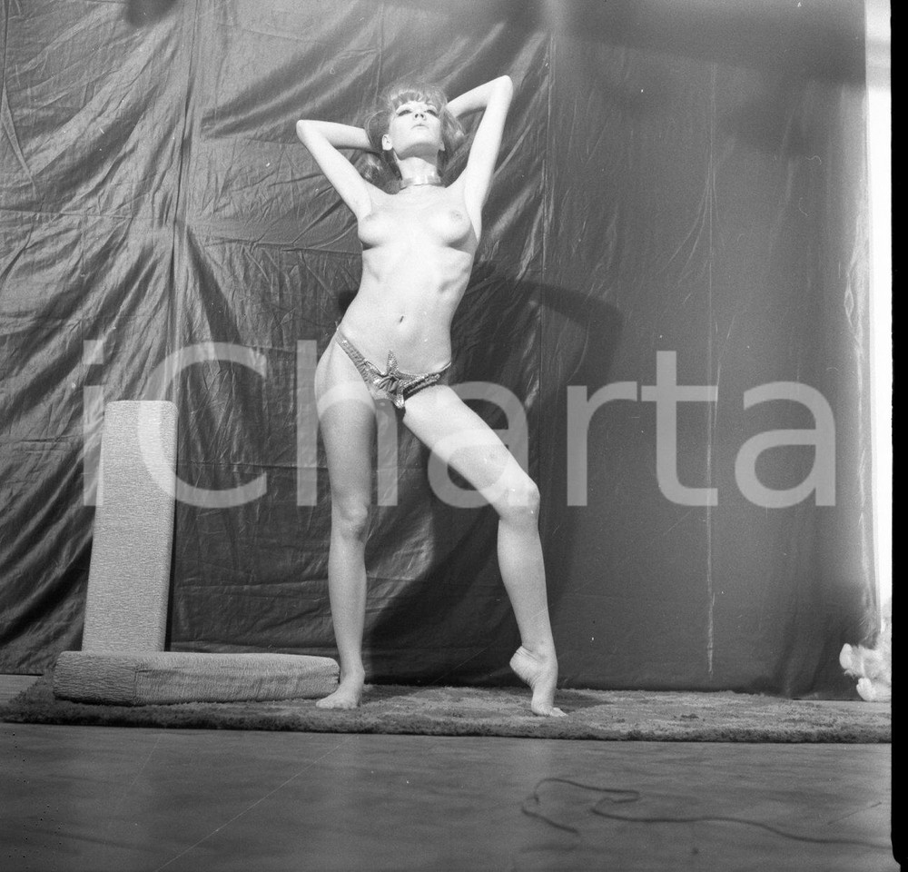 1965ca ROMA Macha GORDON dancer, erotica NEGATIVO ORIGINALE 7 Negativo originale d'epoca in bianco e nero su pellicola.Autore: Sandro Borni  E' SEVERAMENTE VIETATA LA RIPRODUZIONE.TUTTI I DIRITTI SONO RISERVATI.ICharta mette in vendita, sul negozio eBay e in esclusiva sul sito "icharta" il proprio archivio composto da numerose diapositive e negativi fotografici d'epoca, tutti originali e autentici.Si tratta di uno sguardo inedito sull'attualità, la politica, la vita quotidiana, il gossip e la cultura, che fotografa il cambiamento della nazione (e non solo) tra il 1890 ed il 1990 circa. Un'occasione unica per il mercato del collezionismo, che vede finalmente disponibile un archivio eccezionale per vastità, tematiche e condizioni, in un settore (il negativo fotografico e la diapositiva) di assoluta novità e dalle interessanti prospettive di investimento. CONDIZIONI:FAIR/discretoFORMATO: cm 6 x 6 originale e autentica 1