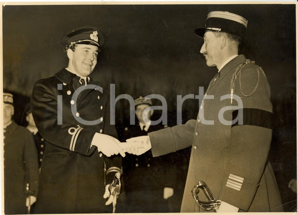 Fotografia d epoca originale 1938 PARIS Bertil di SVEZIA riceve dal col. TRANCHANT diploma di caporale 2 1