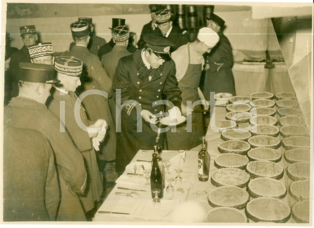 Fotografia d epoca originale 1938 PARIS Bertil di SVEZIA festeggia nomina a caporale 4° Regg. Fanteria 3 1
