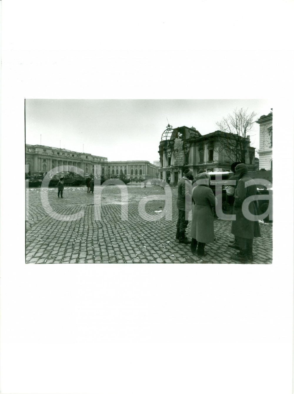 Fotografia d epoca originale 1989 BUCAREST RIVOLUZIONE ROMENA Biblioteca universitaria distrutta da incendio 1