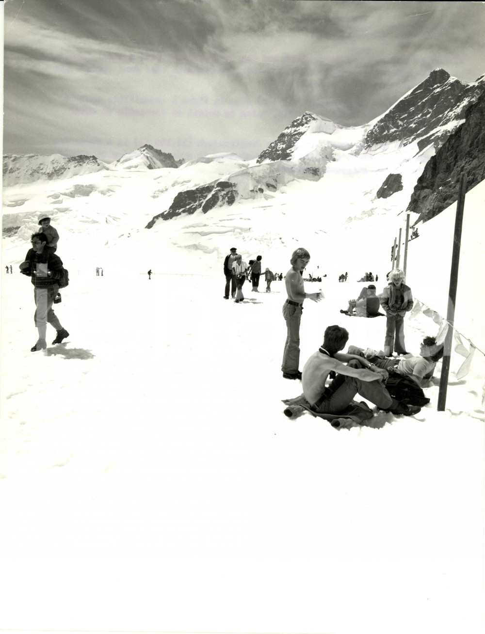 Fotografia d epoca originale 1980 ca SVIZZERA Monte JUNGFRAU  Turisti si rilassano su distese di neve Foto 1