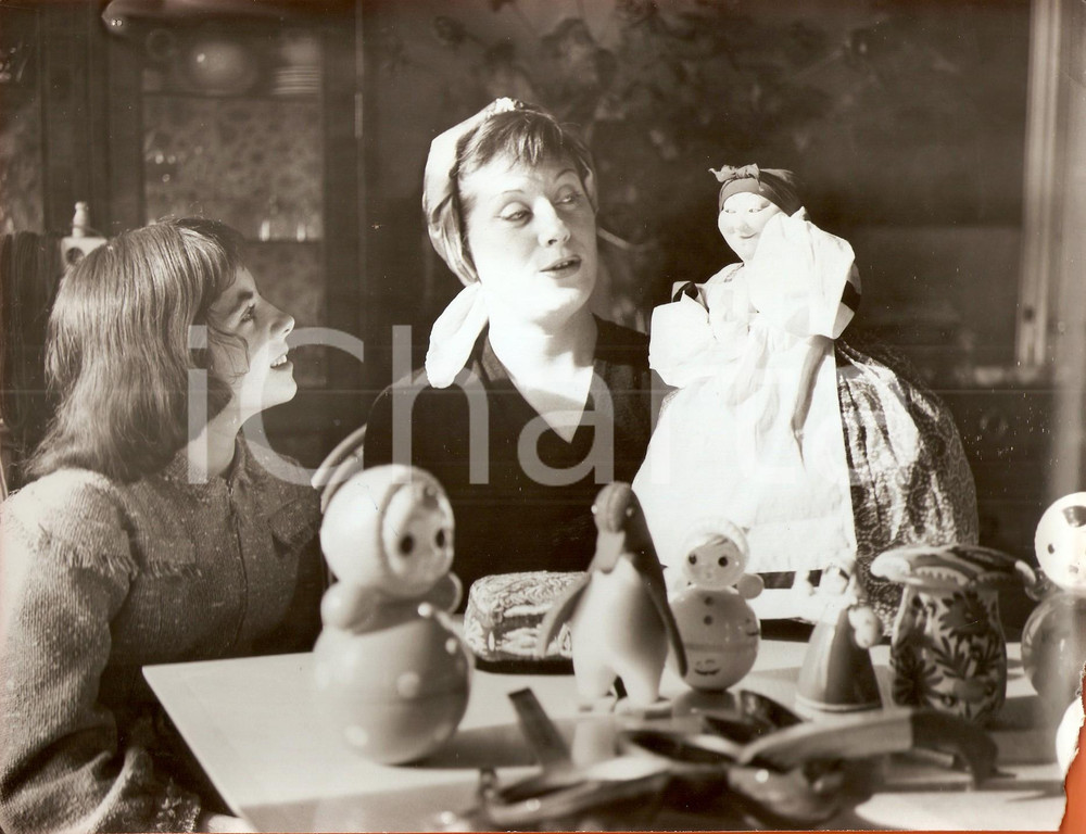 Fotografia d epoca originale 1960 ca PARIS Colette RENARD e bambina giocano con bambola Foto 3 1