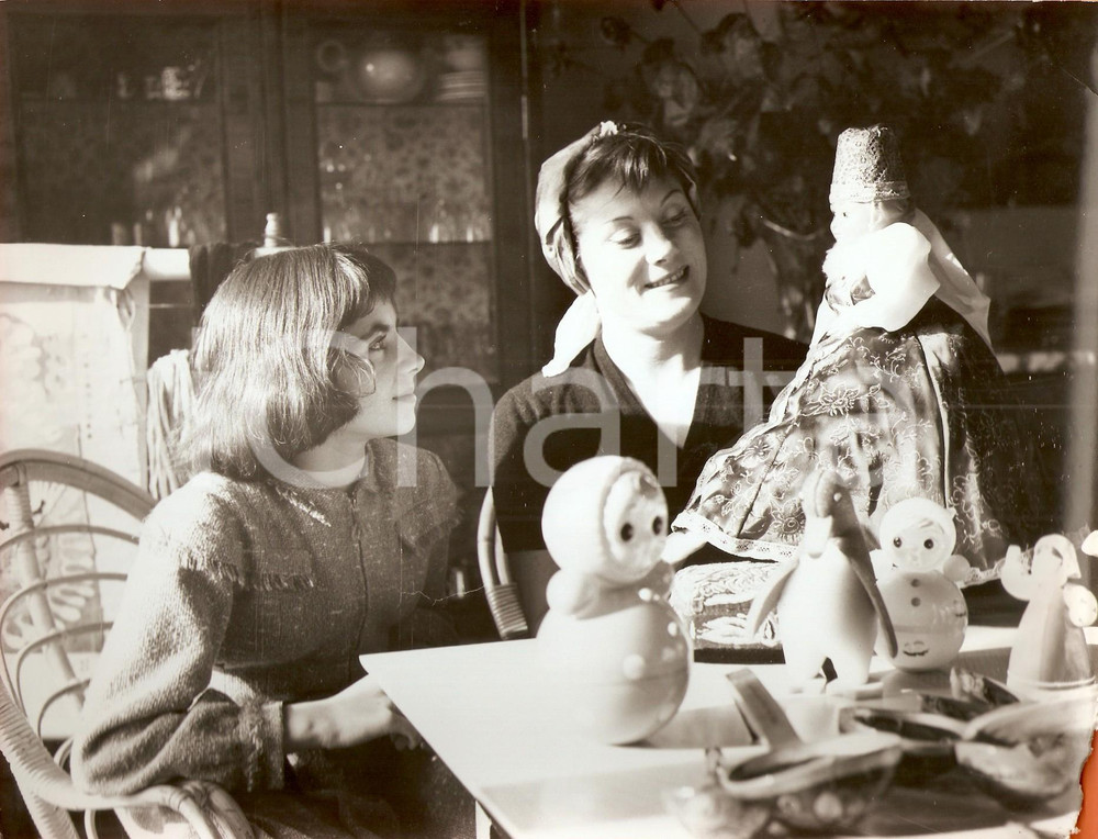 Fotografia d epoca originale 1960 ca PARIS Colette RENARD e bambina giocano con bambola Foto 4 1