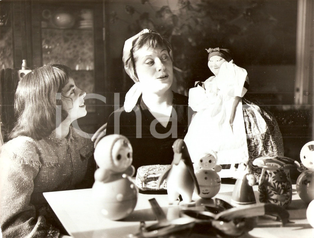 Fotografia d epoca originale 1960 ca PARIS Colette RENARD e bambina giocano con bambola Foto 5 1