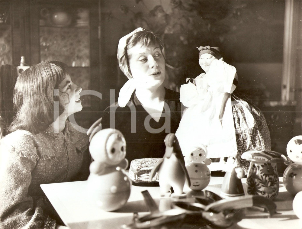 Fotografia d epoca originale 1960 ca PARIS Colette RENARD e bambina giocano con bambola Foto 2 1