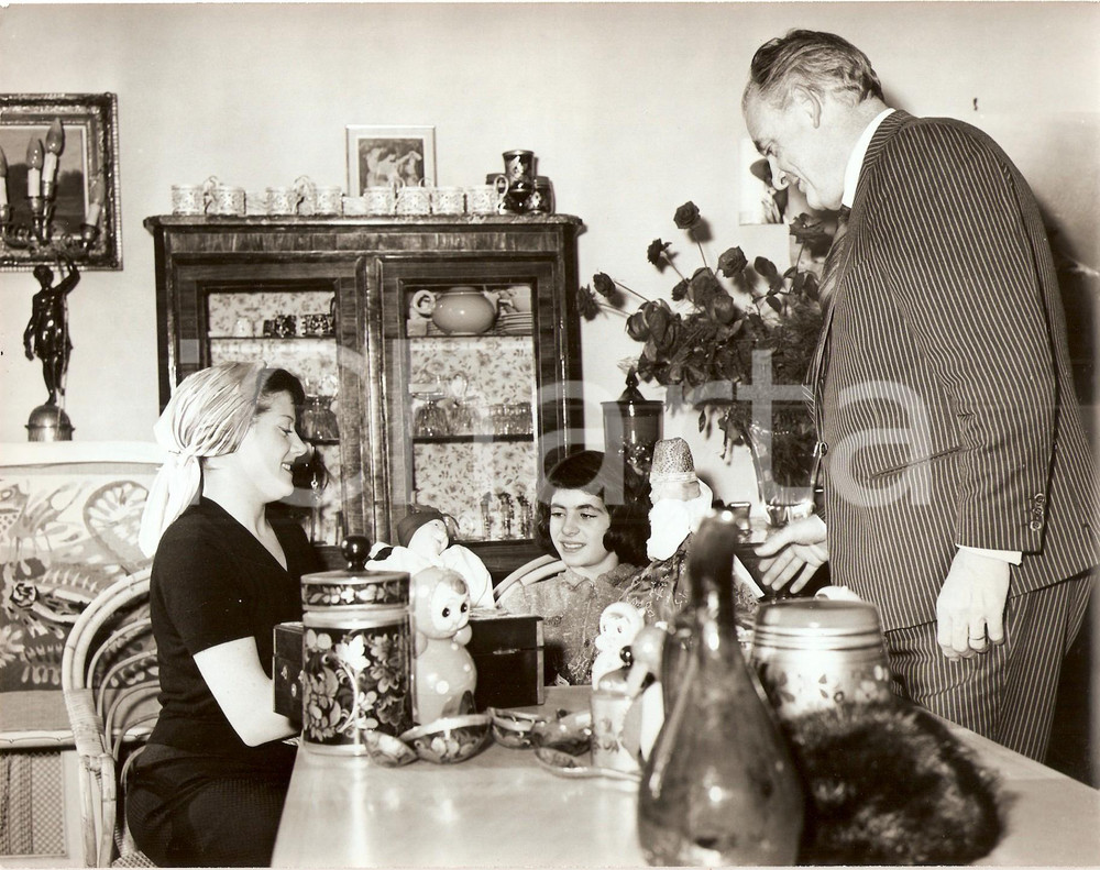 Fotografia d epoca originale 1960 ca PARIS Colette RENARD e Raymond LEGRAND mostrano bambole a bambina Foto 1