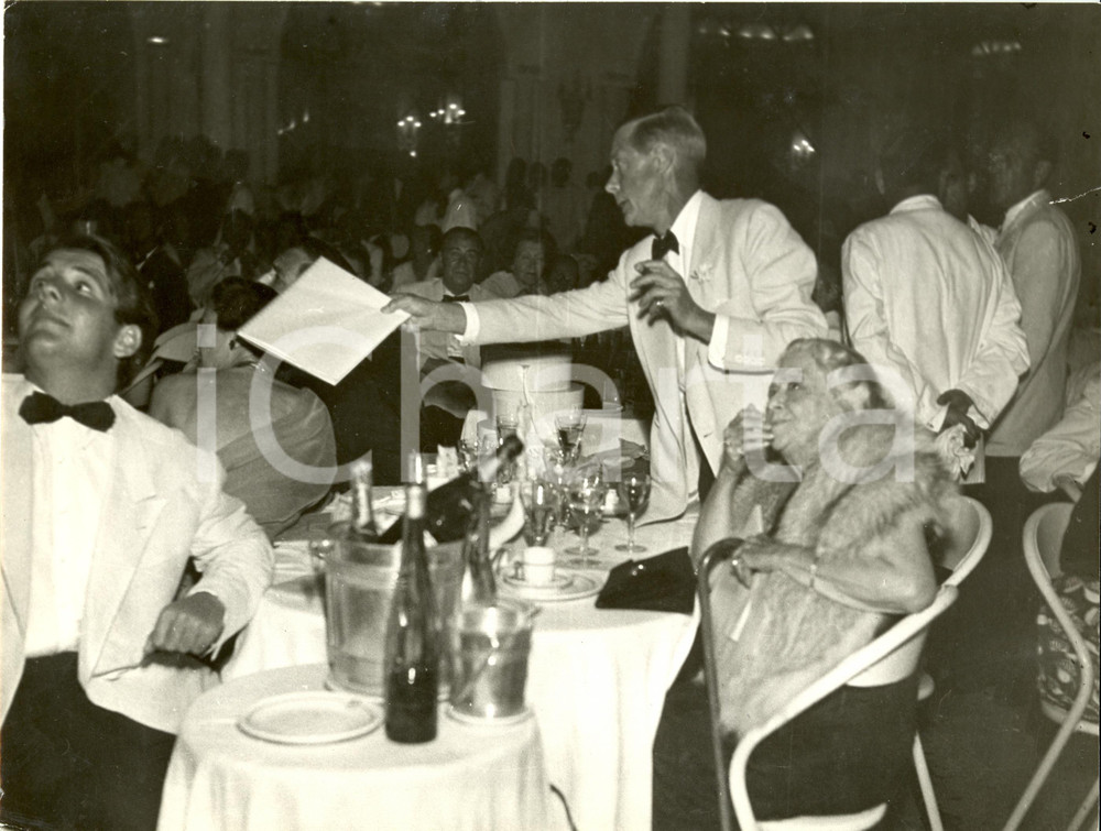 Fotografia d epoca originale 1955 ca UK? Duca di WINDSOR fuma il sigaro durante serata di gala Fotografia 1