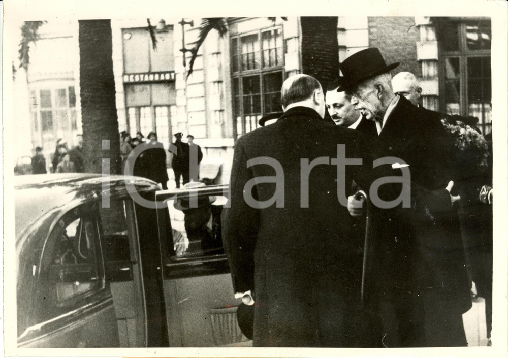 Fotografia d epoca originale 1936 NIZZA Gustavo V di SVEZIA sale su automobile e inizia le vacanze Foto 1