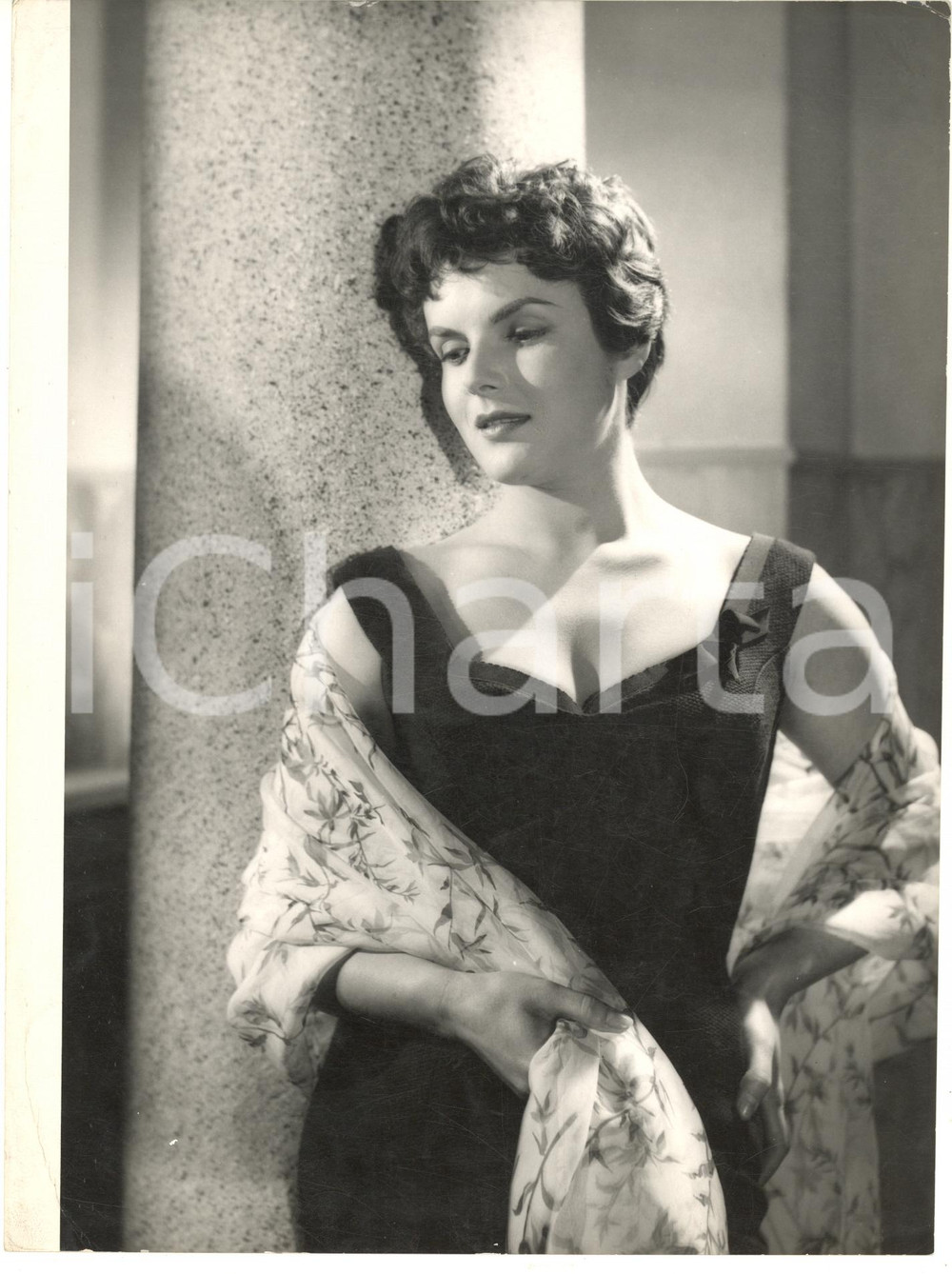 1955 ca CINEMA FRANCE Claude SYLVAIN actress - Portrait *Photo 18x24 cm Fotografia originale d'epoca. CONDIZIONI:POOR/danneggiato piegature angolari; lievi difetti di stampa e graffiFORMATO: 18x24 cm originale e autentica 1