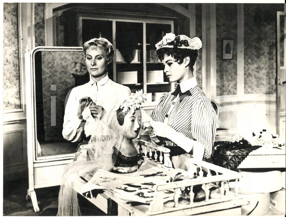 1955 CINEMA "Grandi manovre" Michèle MORGAN Brigitte BARDOT *Foto 24x18 cm Fotografia originale d'epoca. CONDIZIONI:FAIR/discreto piegature angolari; lievi macchie in trasparenzaFORMATO: 24x18 cm originale e autentica 1